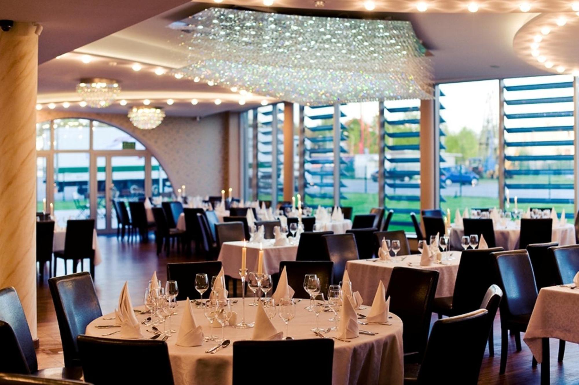 Hotel Symfonia Osjaków Kültér fotó