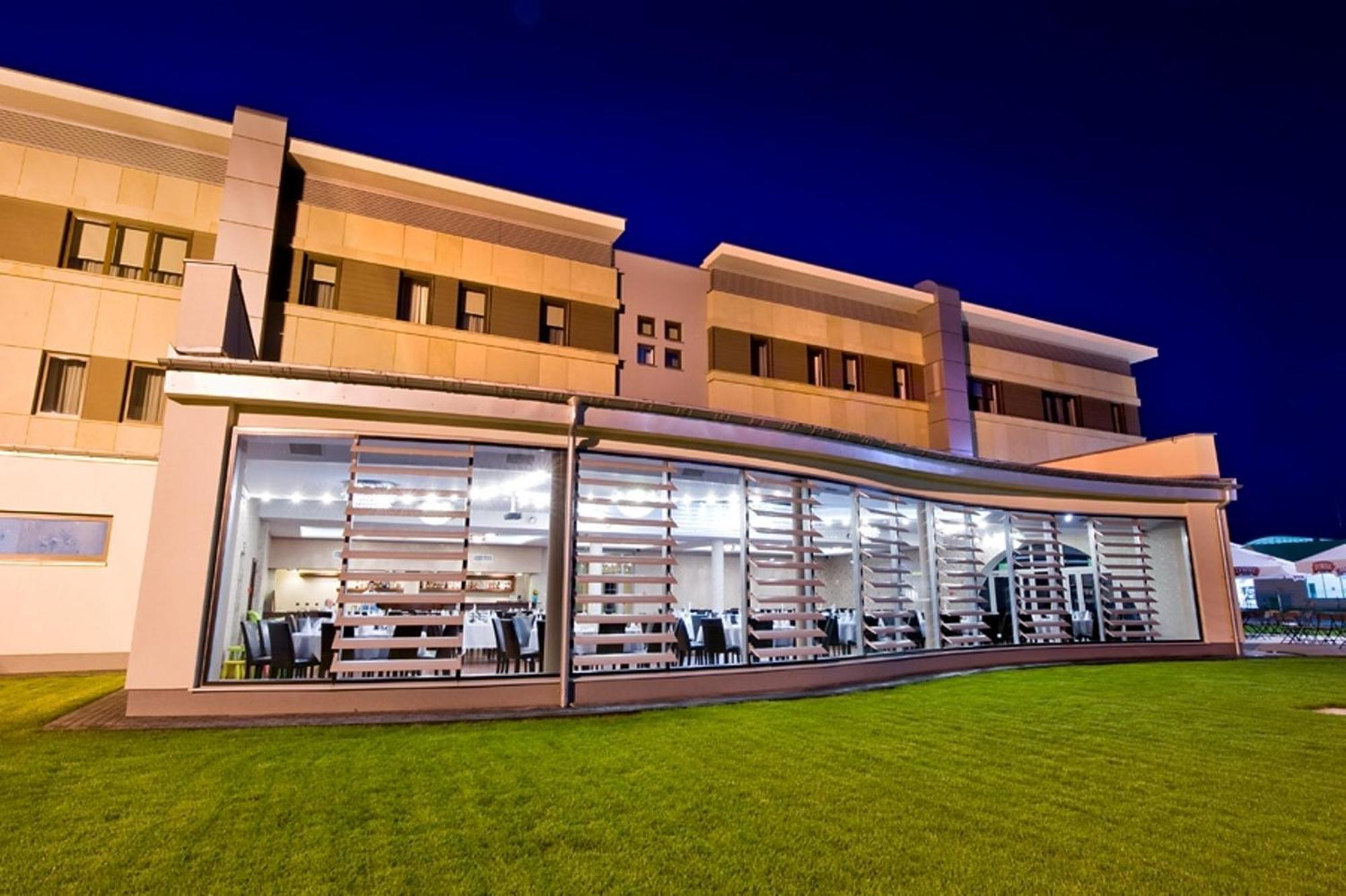 Hotel Symfonia Osjaków Kültér fotó