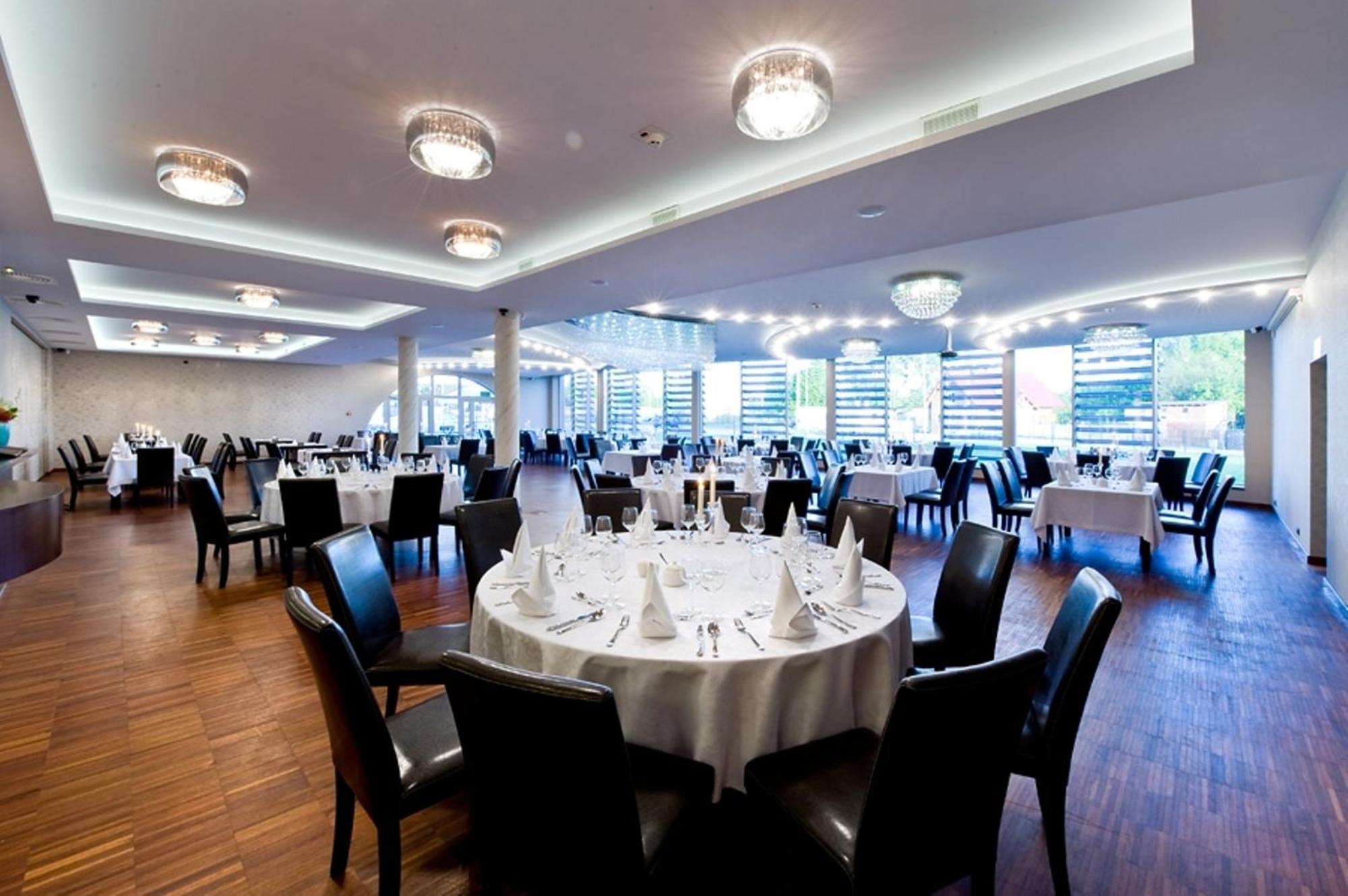 Hotel Symfonia Osjaków Étterem fotó