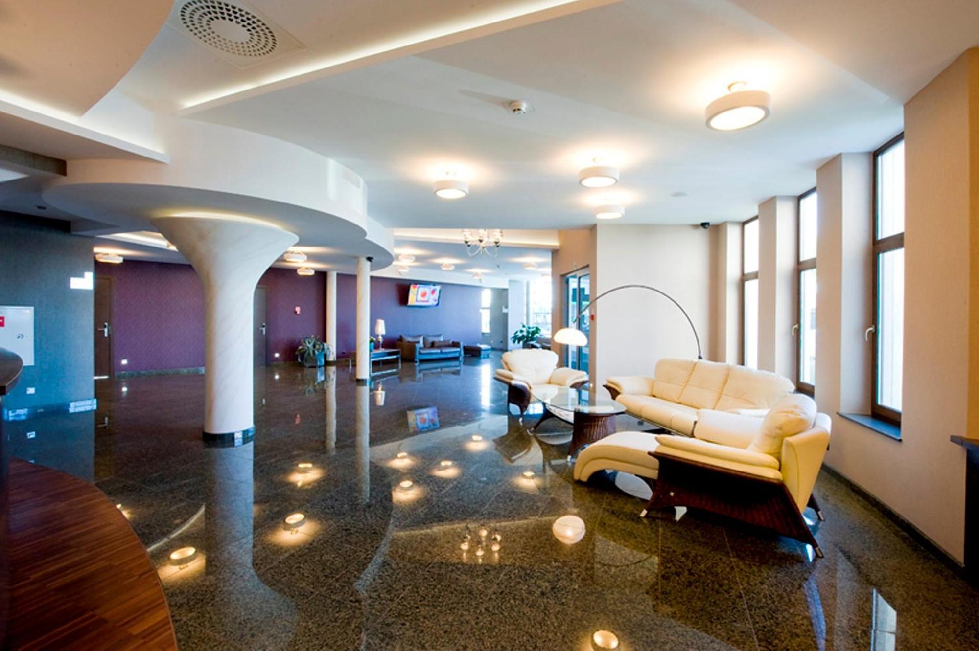 Hotel Symfonia Osjaków Kültér fotó