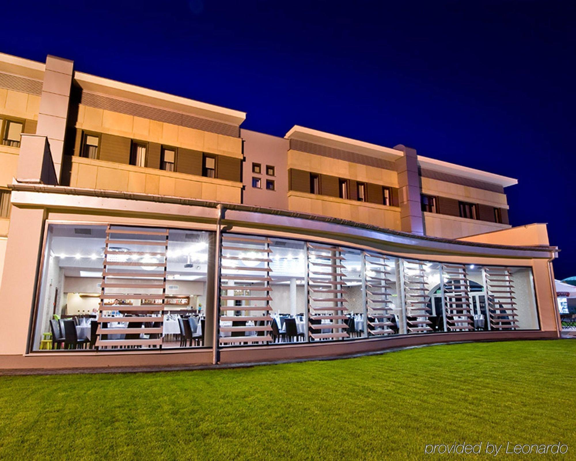 Hotel Symfonia Osjaków Kültér fotó