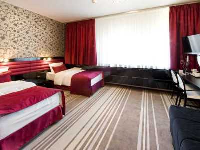 Hotel Symfonia Osjaków Kültér fotó