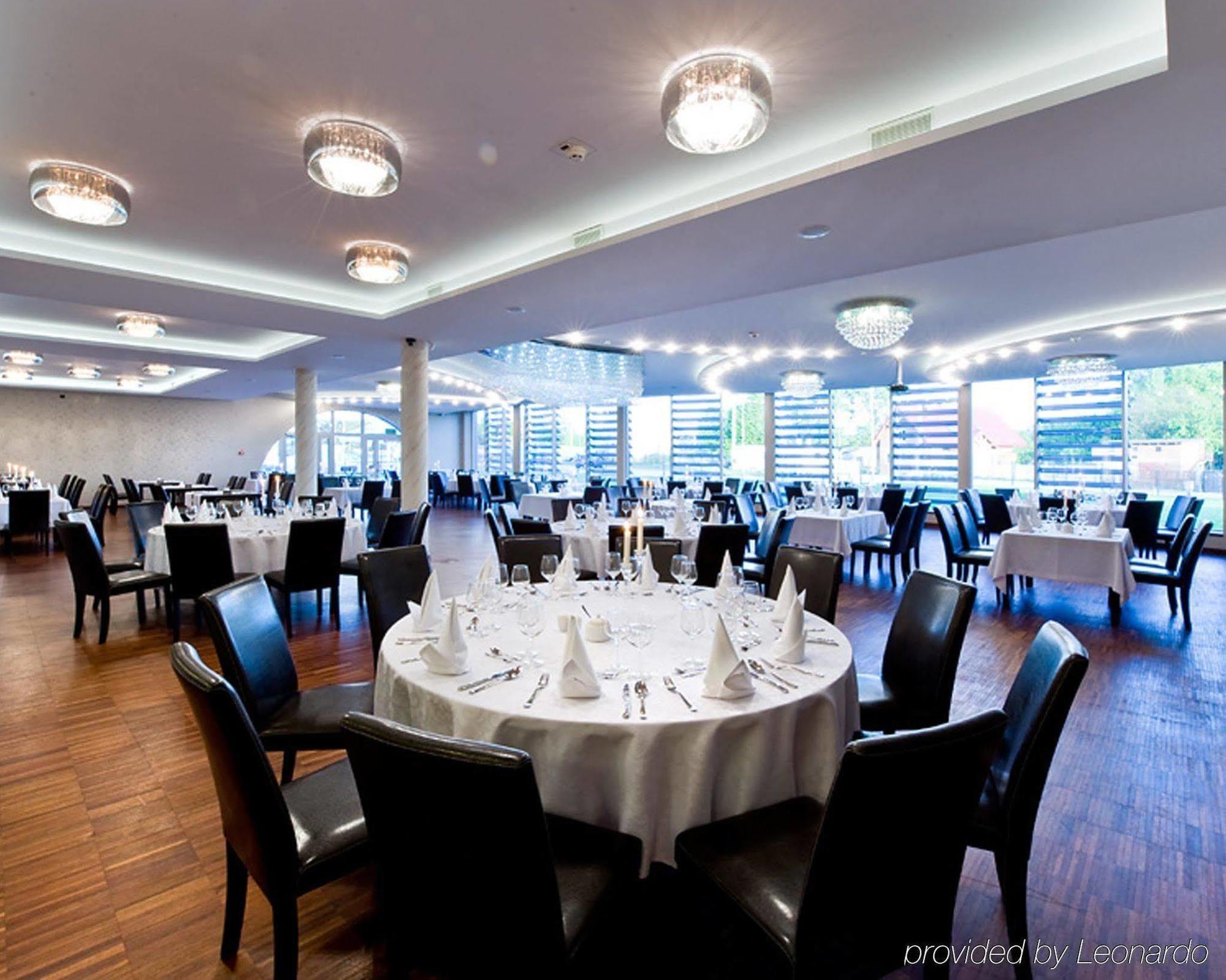 Hotel Symfonia Osjaków Étterem fotó